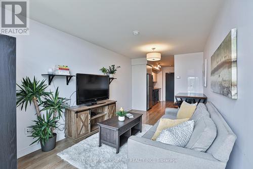 422 - 775 King Street W, Toronto, ON - Indoor Photo Showing Living Room