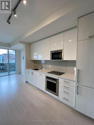 612 - 330 Richmond Street W, Toronto, ON - Indoor Photo Showing Kitchen