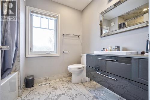 279 Mcclelland Way, Aurora, ON - Indoor Photo Showing Bathroom
