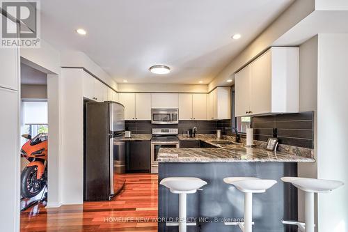 279 Mcclelland Way, Aurora, ON - Indoor Photo Showing Kitchen With Upgraded Kitchen