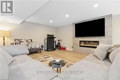 26 Alexander Circle, Strathroy-Caradoc, ON - Indoor With Fireplace