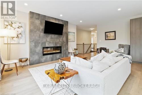 26 Alexander Circle, Strathroy-Caradoc, ON - Indoor Photo Showing Living Room With Fireplace
