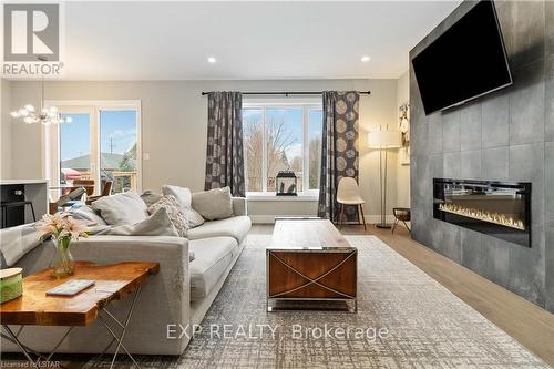 26 Alexander Circle, Strathroy-Caradoc, ON - Indoor Photo Showing Living Room With Fireplace