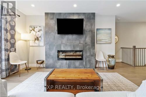 26 Alexander Circle, Strathroy-Caradoc, ON - Indoor Photo Showing Living Room With Fireplace