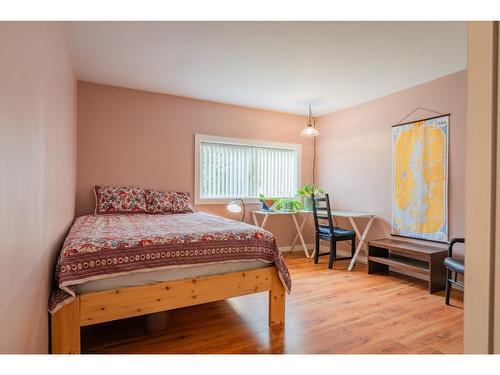 375 Willow Drive, Warfield, BC - Indoor Photo Showing Bedroom
