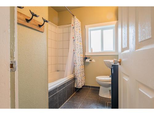 375 Willow Drive, Warfield, BC - Indoor Photo Showing Bathroom