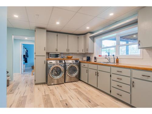 375 Willow Drive, Warfield, BC - Indoor Photo Showing Laundry Room