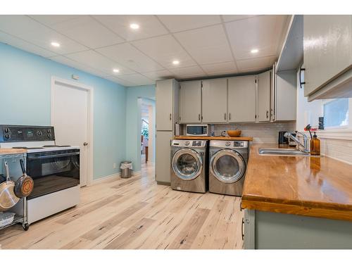 375 Willow Drive, Warfield, BC - Indoor Photo Showing Laundry Room