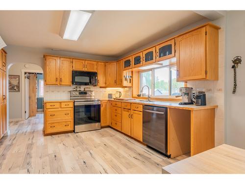 375 Willow Drive, Warfield, BC - Indoor Photo Showing Kitchen