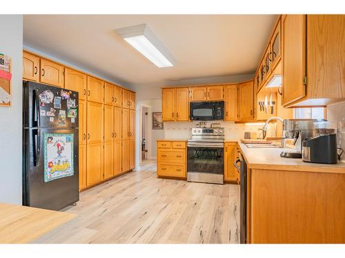 375 Willow Drive, Warfield, BC - Indoor Photo Showing Kitchen