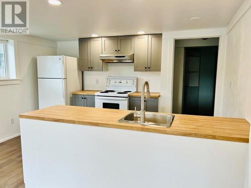 210 21St  S Avenue, Creston, BC - Indoor Photo Showing Kitchen