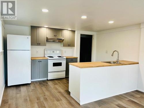 210 21St  S Avenue, Creston, BC - Indoor Photo Showing Kitchen