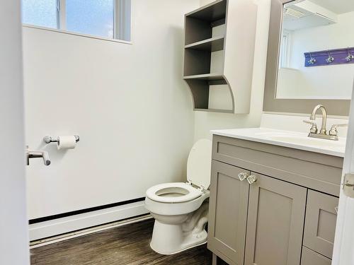210 21St Avenue S, Creston, BC - Indoor Photo Showing Bathroom