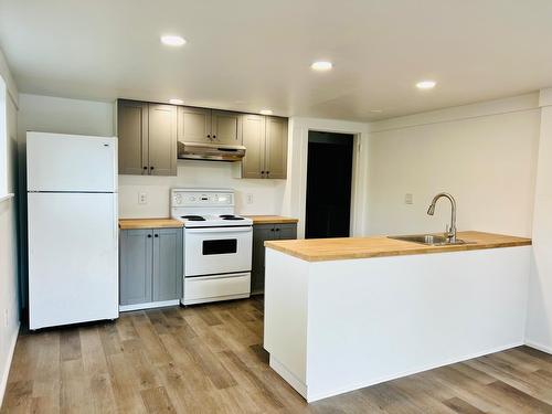 210 21St Avenue S, Creston, BC - Indoor Photo Showing Kitchen