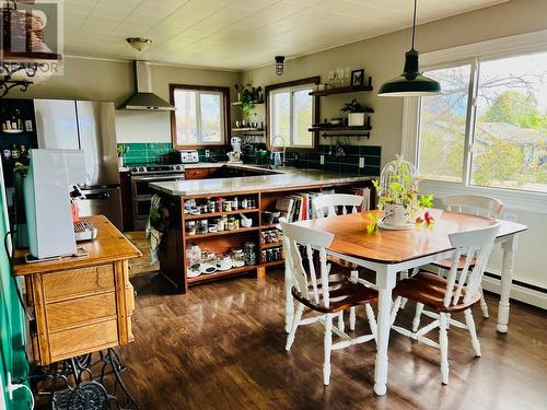 210 21St  S Avenue, Creston, BC - Indoor Photo Showing Dining Room