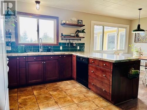 210 21St  S Avenue, Creston, BC - Indoor Photo Showing Kitchen