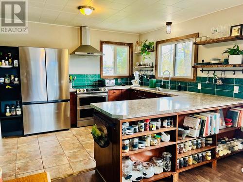 210 21St  S Avenue, Creston, BC - Indoor Photo Showing Kitchen