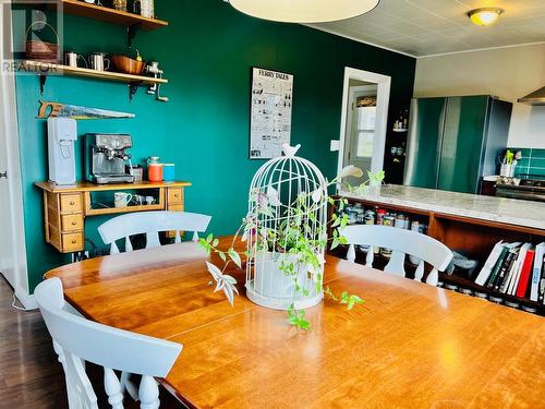 210 21St  S Avenue, Creston, BC - Indoor Photo Showing Dining Room