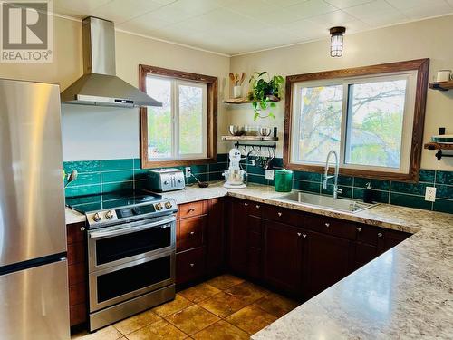 210 21St  S Avenue, Creston, BC - Indoor Photo Showing Kitchen