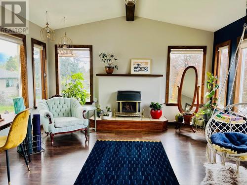 210 21St  S Avenue, Creston, BC - Indoor Photo Showing Other Room With Fireplace