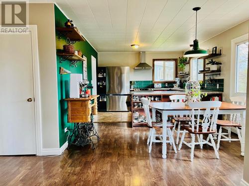 210 21St  S Avenue, Creston, BC - Indoor Photo Showing Dining Room