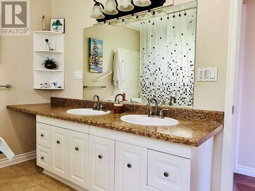 210 21St  S Avenue, Creston, BC - Indoor Photo Showing Bathroom