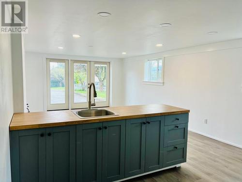 210 21St  S Avenue, Creston, BC - Indoor Photo Showing Kitchen