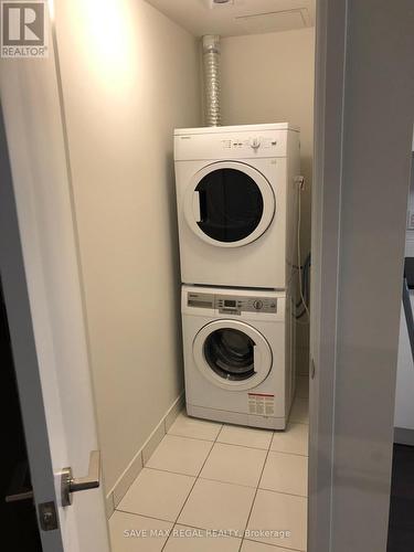 520W - 27 Bathurst Street, Toronto, ON - Indoor Photo Showing Laundry Room