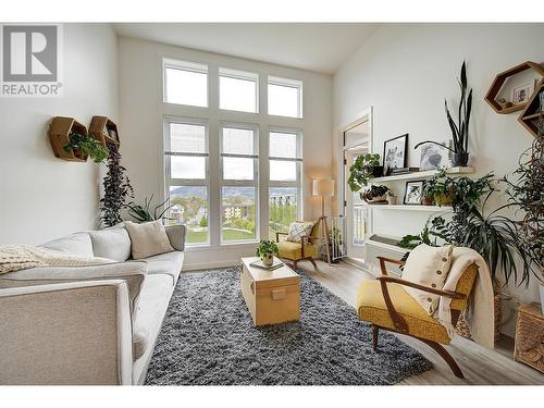 1800 Richter Street Unit# Ph10, Kelowna, BC - Indoor Photo Showing Living Room