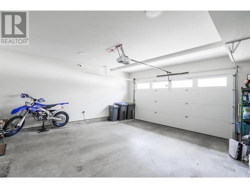 115 Wyndham Crescent Unit# 5, Kelowna, BC - Indoor Photo Showing Garage