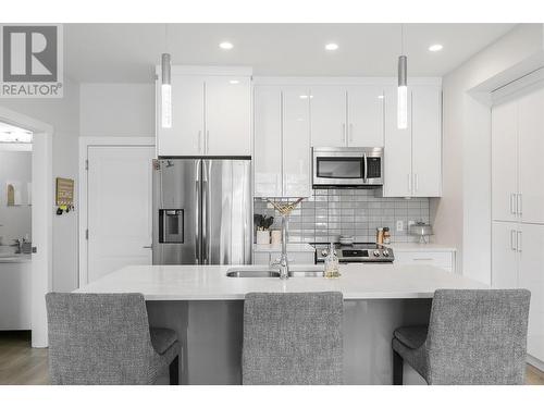 115 Wyndham Crescent Unit# 5, Kelowna, BC - Indoor Photo Showing Kitchen With Upgraded Kitchen