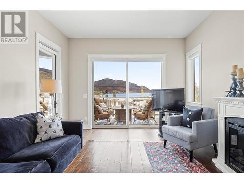 1704 Lake Vista Road, West Kelowna, BC - Indoor Photo Showing Living Room
