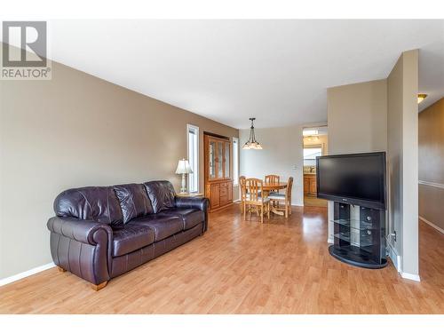 274 Dalgleish Court, Kelowna, BC - Indoor Photo Showing Living Room
