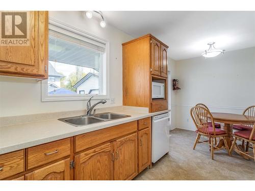 274 Dalgleish Court, Kelowna, BC - Indoor Photo Showing Kitchen With Double Sink