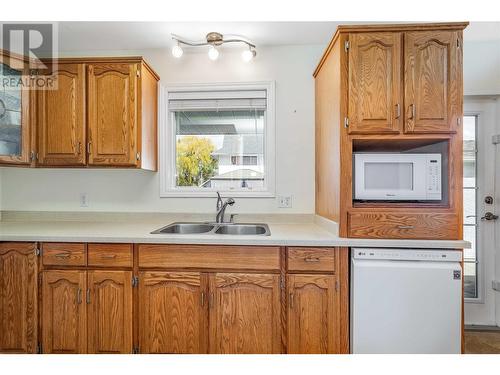 274 Dalgleish Court, Kelowna, BC - Indoor Photo Showing Kitchen With Double Sink