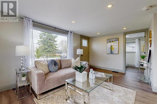 99 Cowans Crescent, Kawartha Lakes, ON - Indoor Photo Showing Living Room