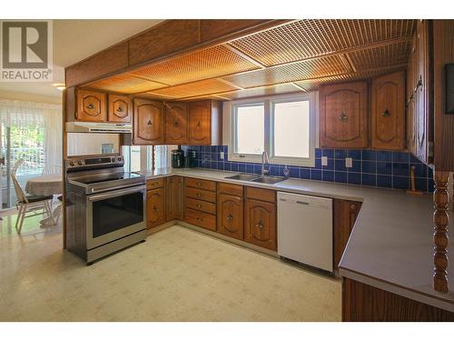 13059 Leer Subdivision, Dawson Creek, BC - Indoor Photo Showing Kitchen With Double Sink