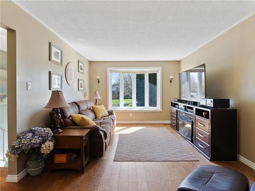 226 Memorial Drive, Brantford, ON - Indoor Photo Showing Living Room