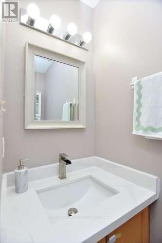 6 - 800 Paramount Drive, Hamilton, ON - Indoor Photo Showing Bathroom