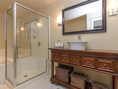 2345 Queenswood Dr, Saanich, BC - Indoor Photo Showing Bathroom