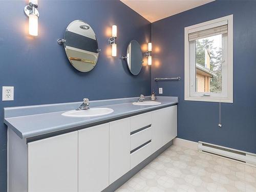 2345 Queenswood Dr, Saanich, BC - Indoor Photo Showing Bathroom