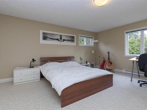2345 Queenswood Dr, Saanich, BC - Indoor Photo Showing Bedroom