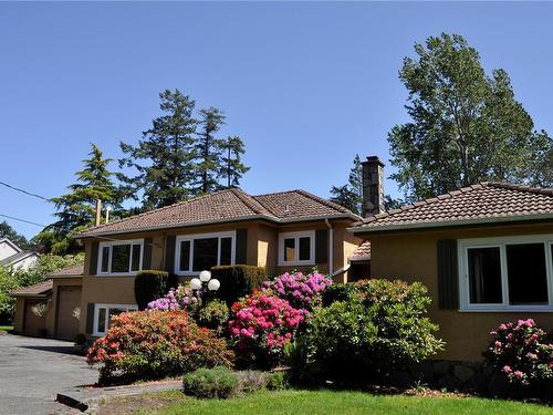 2345 Queenswood Dr, Saanich, BC - Outdoor