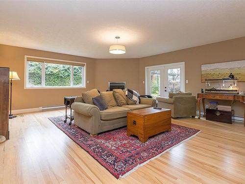 2345 Queenswood Dr, Saanich, BC - Indoor Photo Showing Living Room