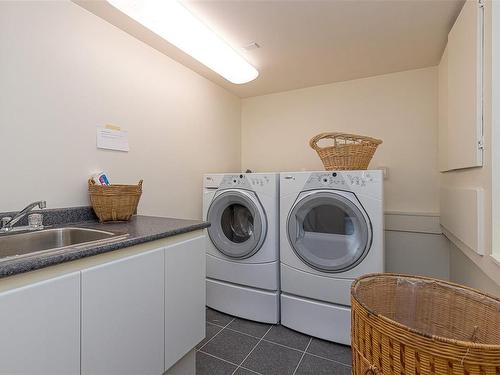 2345 Queenswood Dr, Saanich, BC - Indoor Photo Showing Laundry Room