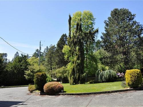 2345 Queenswood Dr, Saanich, BC 