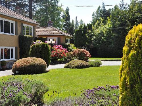 2345 Queenswood Dr, Saanich, BC - Outdoor