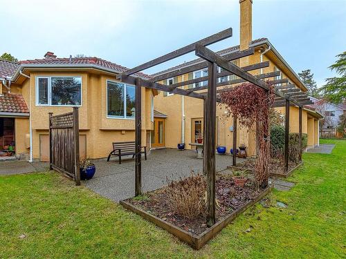 2345 Queenswood Dr, Saanich, BC 