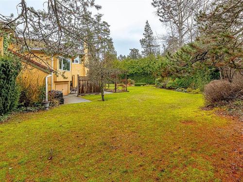 2345 Queenswood Dr, Saanich, BC - Outdoor