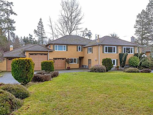 2345 Queenswood Dr, Saanich, BC 